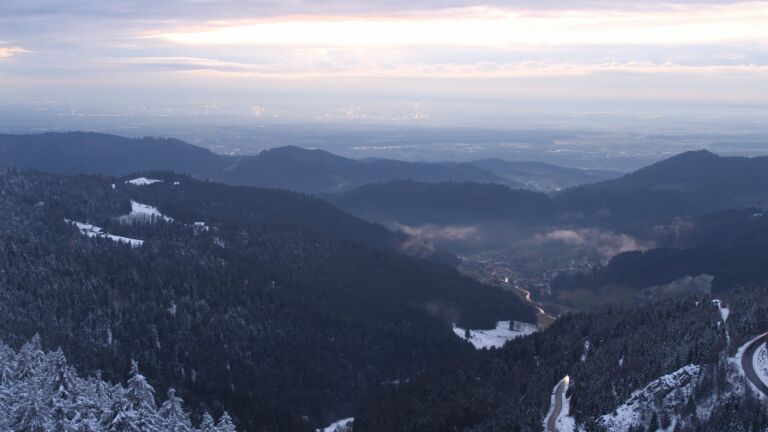 Dieses Bild zeigt eine Webcam-Aufnahme vom Achertal, aufgenommen am Freitag, den 28.02.2025 um 18:30 Uhr. Die Temperatur betrug -1.9°C.