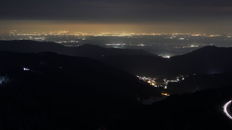 Dieses Bild zeigt eine Webcam-Aufnahme vom Achertal, aufgenommen am Montag, den 17.02.2025 um 20:30 Uhr. Die Temperatur betrug -5.1°C.