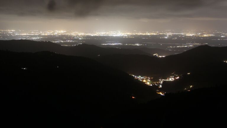 Dieses Bild zeigt eine Webcam-Aufnahme vom Achertal, aufgenommen am Freitag, den 06.12.2024 um 21:00 Uhr. Die Temperatur betrug -0.2°C.