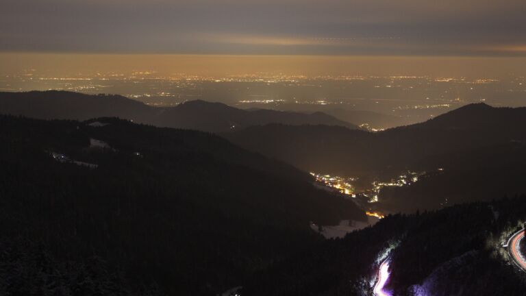 Dieses Bild zeigt eine Webcam-Aufnahme vom Achertal, aufgenommen am Samstag, den 15.02.2025 um 19:00 Uhr. Die Temperatur betrug -4.8°C.