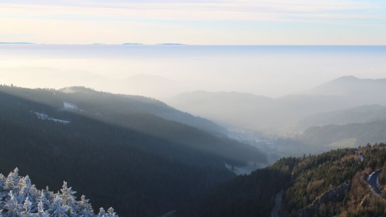 Dieses Bild zeigt eine Webcam-Aufnahme vom Achertal, aufgenommen am Freitag, den 13.12.2024 um 15:30 Uhr. Die Temperatur betrug 1.9°C.