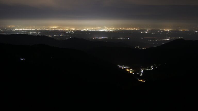 Dieses Bild zeigt eine Webcam-Aufnahme vom Achertal, aufgenommen am Samstag, den 22.02.2025 um 04:00 Uhr. Die Temperatur betrug 9.2°C.