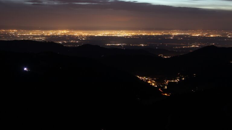 Dieses Bild zeigt eine Webcam-Aufnahme vom Achertal, aufgenommen am Freitag, den 21.02.2025 um 19:00 Uhr. Die Temperatur betrug 11.1°C.