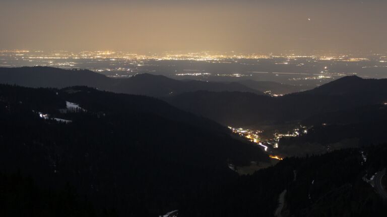 Dieses Bild zeigt eine Webcam-Aufnahme vom Achertal, aufgenommen am Freitag, den 07.03.2025 um 20:30 Uhr. Die Temperatur betrug 7.6°C.