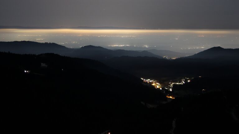 Dieses Bild zeigt eine Webcam-Aufnahme vom Achertal, aufgenommen am Dienstag, den 04.02.2025 um 23:30 Uhr. Die Temperatur betrug 4.3°C.