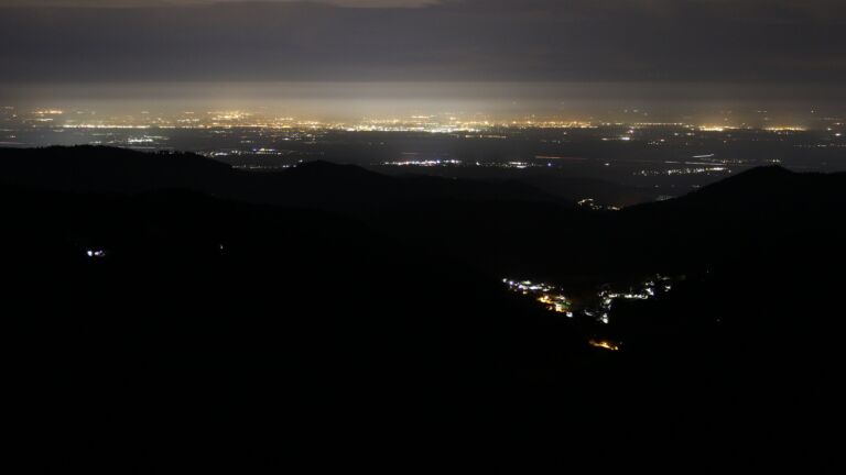 Dieses Bild zeigt eine Webcam-Aufnahme vom Achertal, aufgenommen am Samstag, den 22.02.2025 um 02:30 Uhr. Die Temperatur betrug 10.3°C.