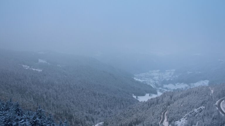 Dieses Bild zeigt eine Webcam-Aufnahme vom Achertal, aufgenommen am Freitag, den 14.02.2025 um 08:10 Uhr. Die Temperatur betrug -7.7°C.