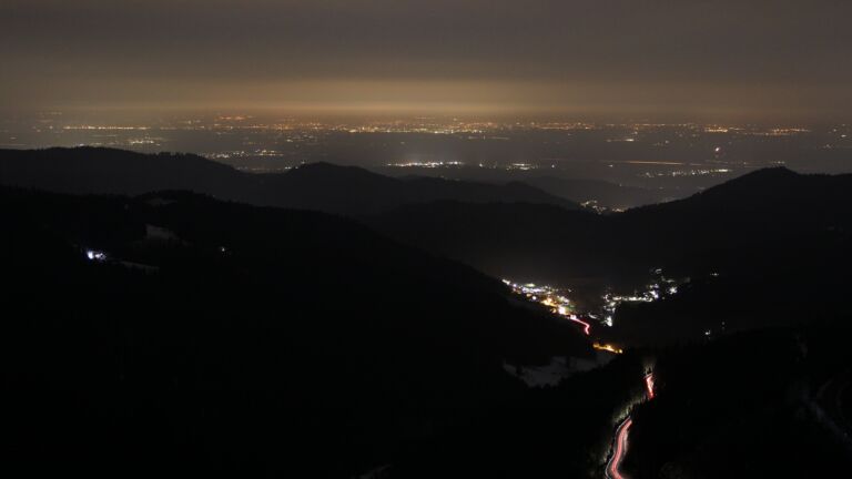 Dieses Bild zeigt eine Webcam-Aufnahme vom Achertal, aufgenommen am Mittwoch, den 19.02.2025 um 22:30 Uhr. Die Temperatur betrug 4.4°C.