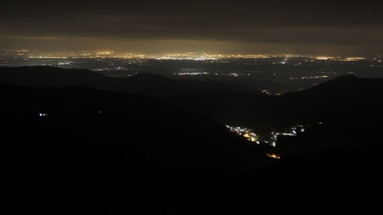 Dieses Bild zeigt eine Webcam-Aufnahme vom Achertal, aufgenommen am Donnerstag, den 20.02.2025 um 23:30 Uhr. Die Temperatur betrug 6.3°C.