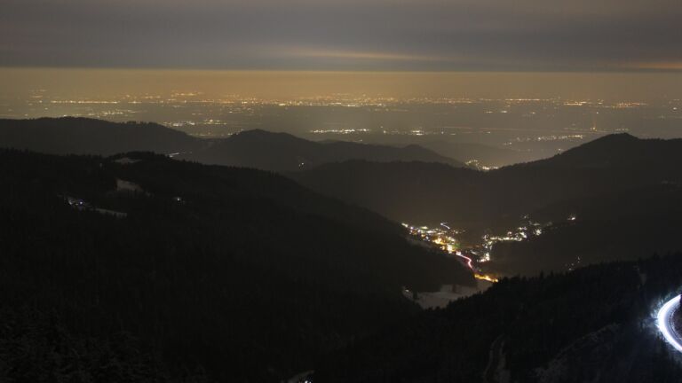 Dieses Bild zeigt eine Webcam-Aufnahme vom Achertal, aufgenommen am Samstag, den 15.02.2025 um 19:20 Uhr. Die Temperatur betrug -4.8°C.