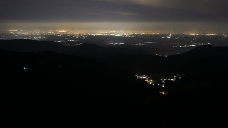 Dieses Bild zeigt eine Webcam-Aufnahme vom Achertal, aufgenommen am Samstag, den 22.02.2025 um 04:30 Uhr. Die Temperatur betrug 9°C.