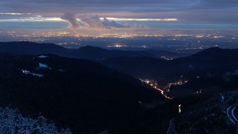 Dieses Bild zeigt eine Webcam-Aufnahme vom Achertal, aufgenommen am Mittwoch, den 04.12.2024 um 17:20 Uhr. Die Temperatur betrug -2.4°C.