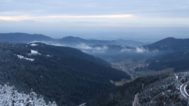 Dieses Bild zeigt eine Webcam-Aufnahme vom Achertal, aufgenommen am Mittwoch, den 04.12.2024 um 16:50 Uhr. Die Temperatur betrug -2.3°C.