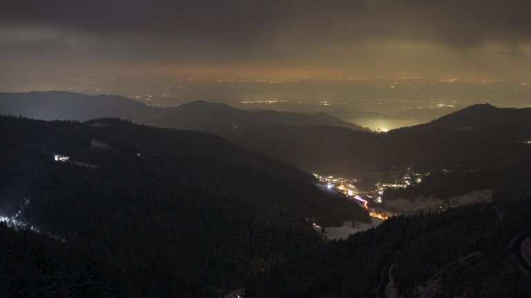 Dieses Bild zeigt eine Webcam-Aufnahme vom Achertal, aufgenommen am Freitag, den 14.02.2025 um 19:00 Uhr. Die Temperatur betrug -5.9°C.